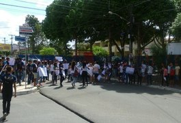 Alunos protestam contra a ocupação de instituições de ensino em Arapiraca