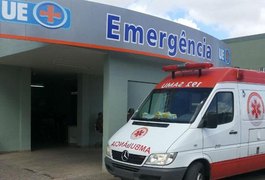 Quatro homens armados tentam roubar motocicleta e vítima é atingida por tiros
