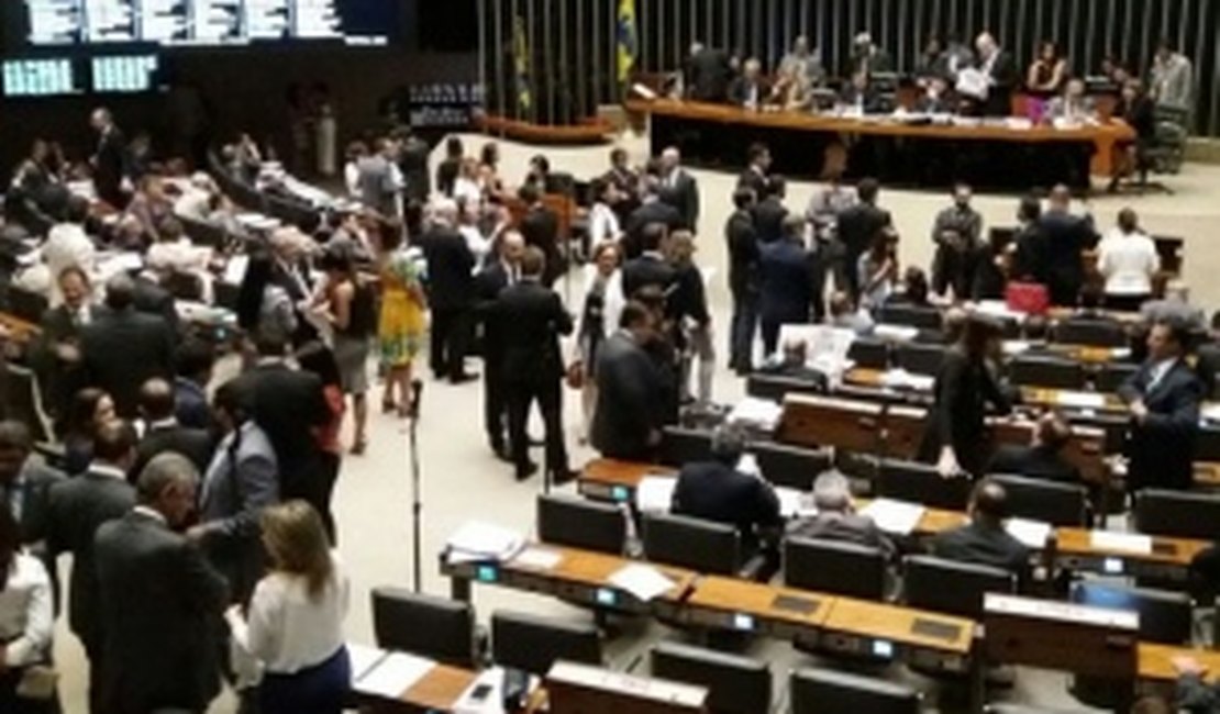 Comissão aprova relatório da reforma trabalhista