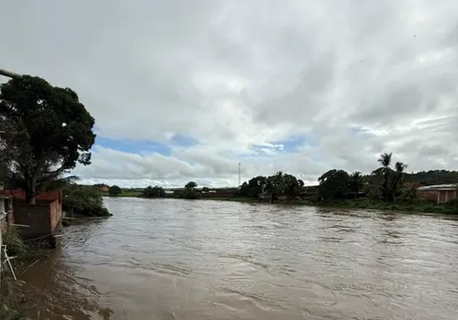 Após chuvas intensas, Atalaia registra desabamento de residência e deslizamento de barreira