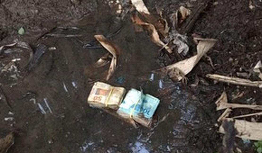 MPE apreende R$ 5 mil em lama do quintal da casa de candidato, no AP