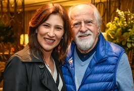 Beth Goulart é surpreendida com flores de Ary Fontoura: ''Amei''