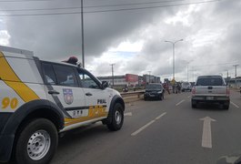 Carreta e carro de passeio colidem na AL 220, em Arapiraca