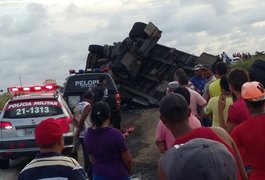 Caminhão de biscoito capota em trecho da BR 101