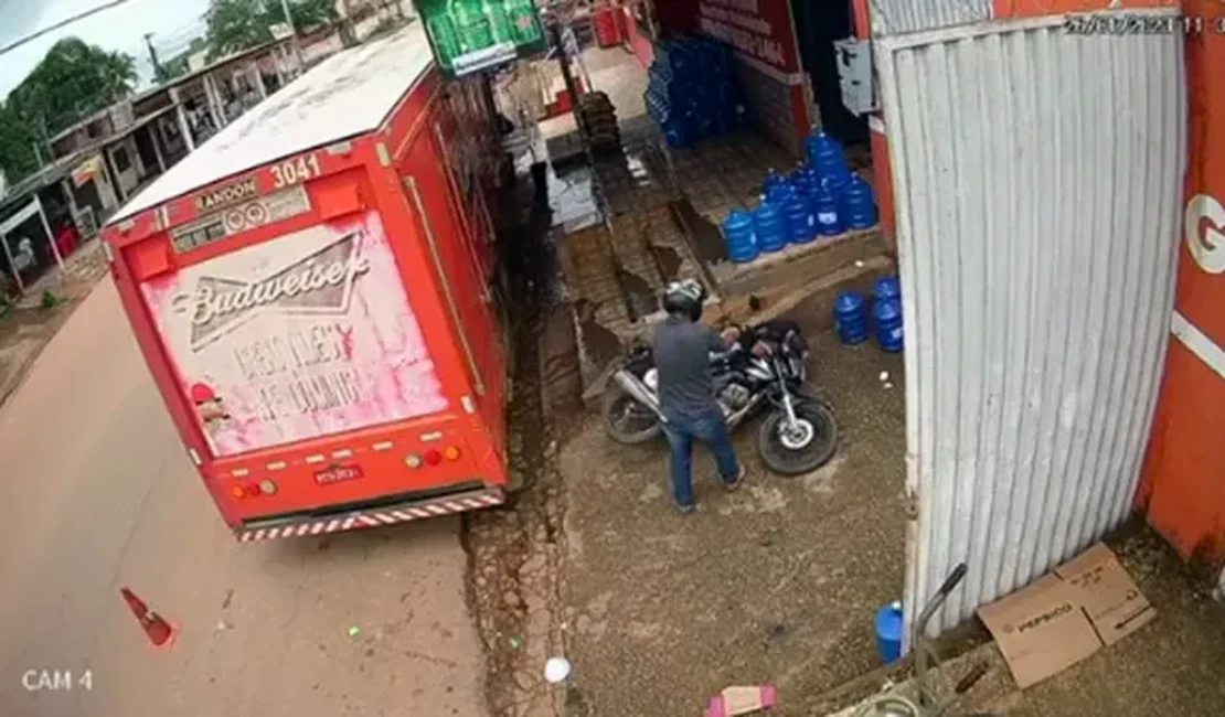 Câmera mostra homem sendo morto em plena luz do dia na porta de distribuidora de bebidas, em RO