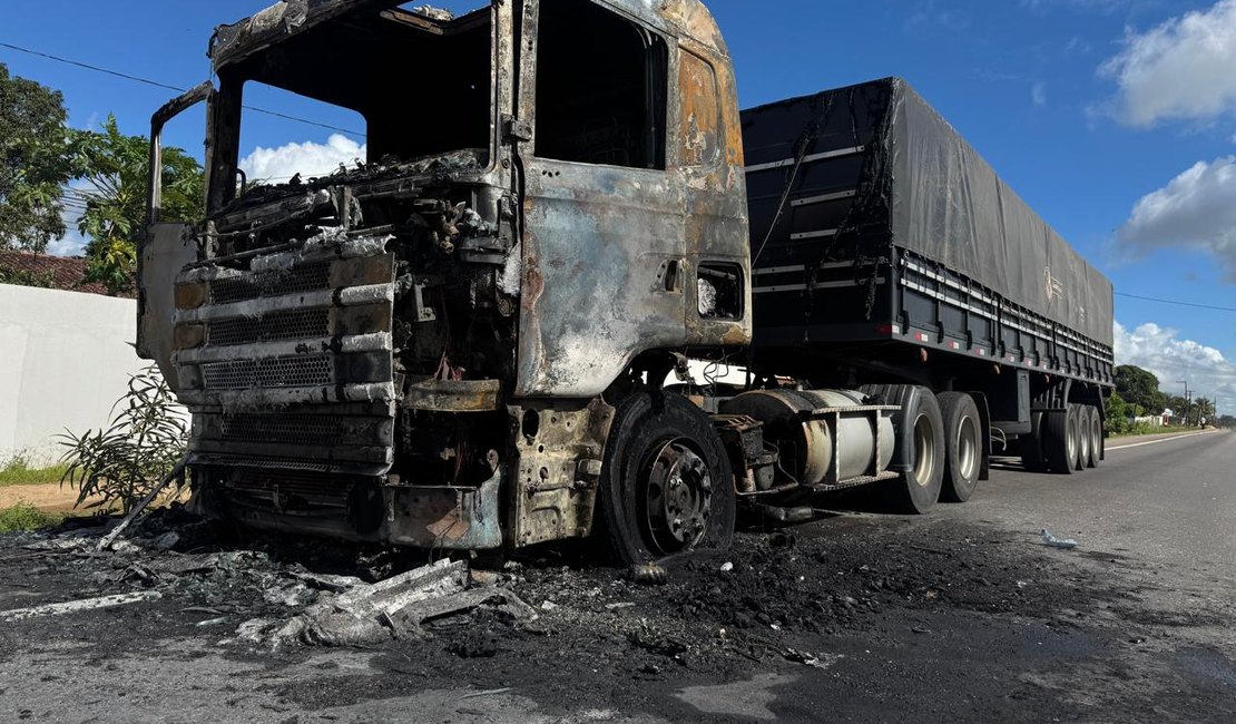 Incêndio atinge carreta e destrói cavalo mecânico do veículo em São Sebastião