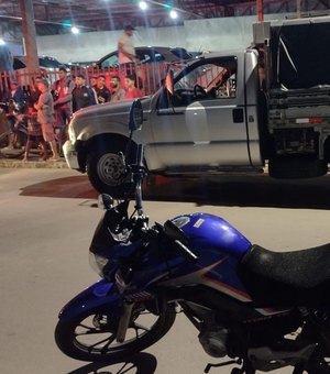 Condutor de motocicleta fica ferido após colidir em porta aberta de caminhão, em Arapiraca