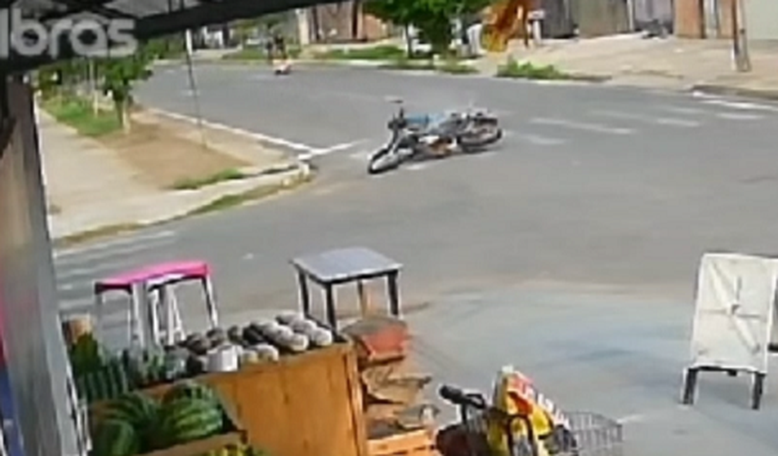 VÍDEO. Menino de 7 anos morre atropelado por motociclista sem CNH que apostava corrida