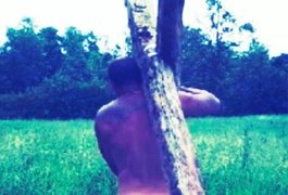 ‘Tal pai, tal filho’: pai de Justin Bieber agita web ao postar foto pelado