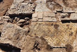 Pedra de 1.500 anos com dedicatória a Jesus é achada em região árabe de Israel