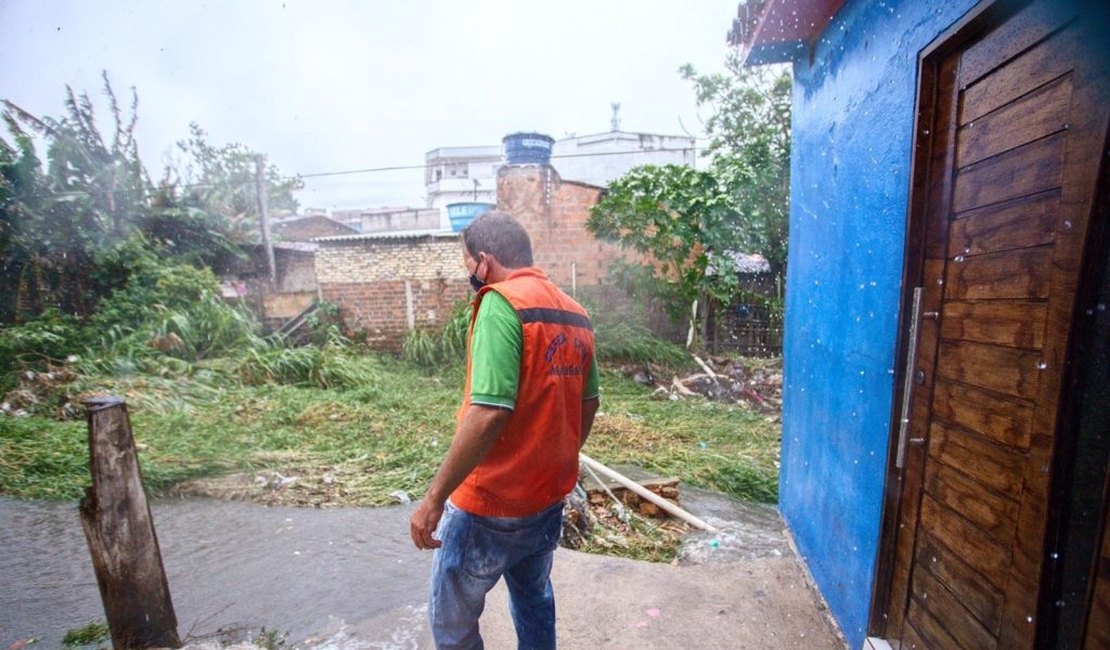 Equipes da prefeitura de Arapiraca atuam para minimizar transtornos causados pela chuva