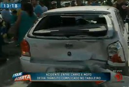 Acidente entre carro e moto deixa dois feridos e congestiona trânsito