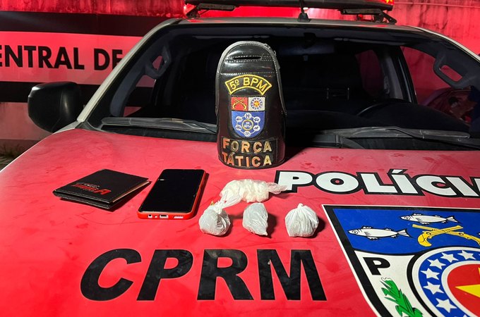 Força Tática do 5º BPM prende dois homens por tráfico de drogas no Benedito Bentes