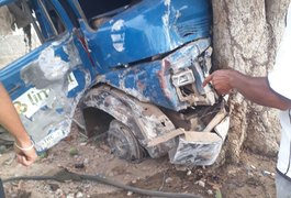Motorista de caminhão perde controle de direção e invade residência em Arapiraca