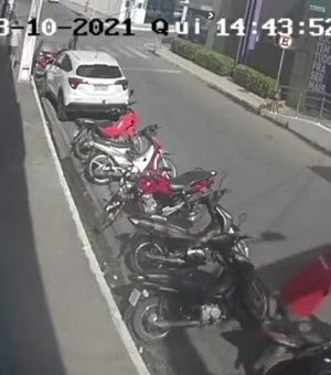 Câmera de segurança flagra furto de ciclomotor no Centro de Arapiraca