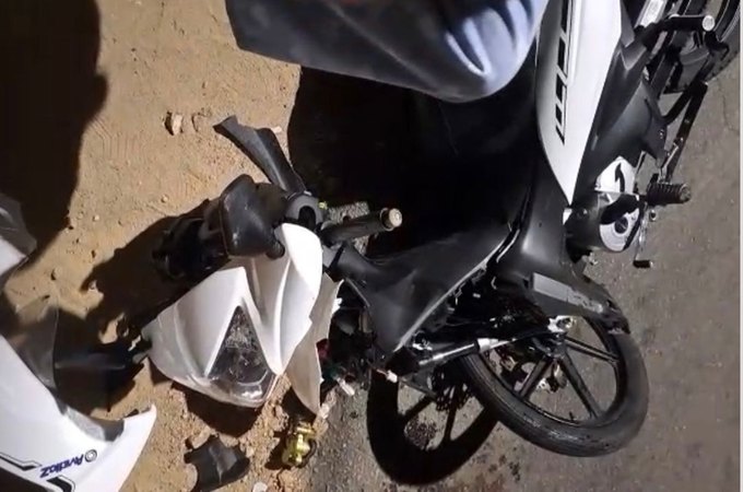 Batida entre carro e moto deixa mulher ferida na Av. Muniz Falcão, em Arapiraca