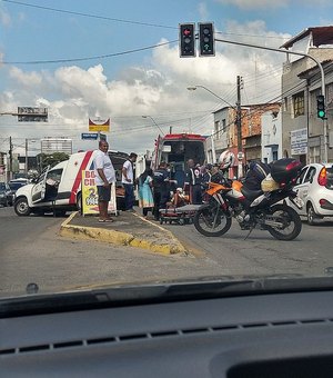 Colisão entre veículo por aplicativo e ambulância de Cacimbinhas deixa feridos em Maceió