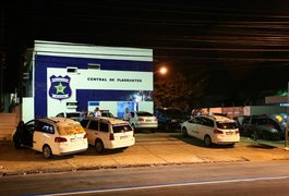 Mulher é presa em bar após deixar filhos sozinhos em casa