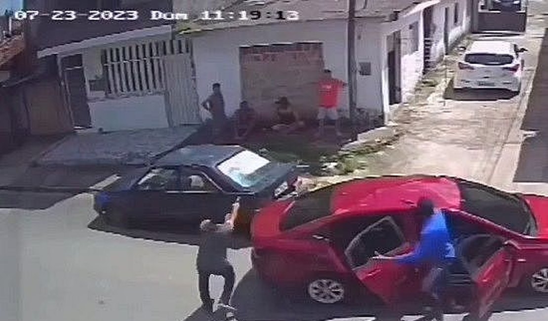 Operação policial prende líderes de facções criminosas suspeitos de execuções, em Alagoas