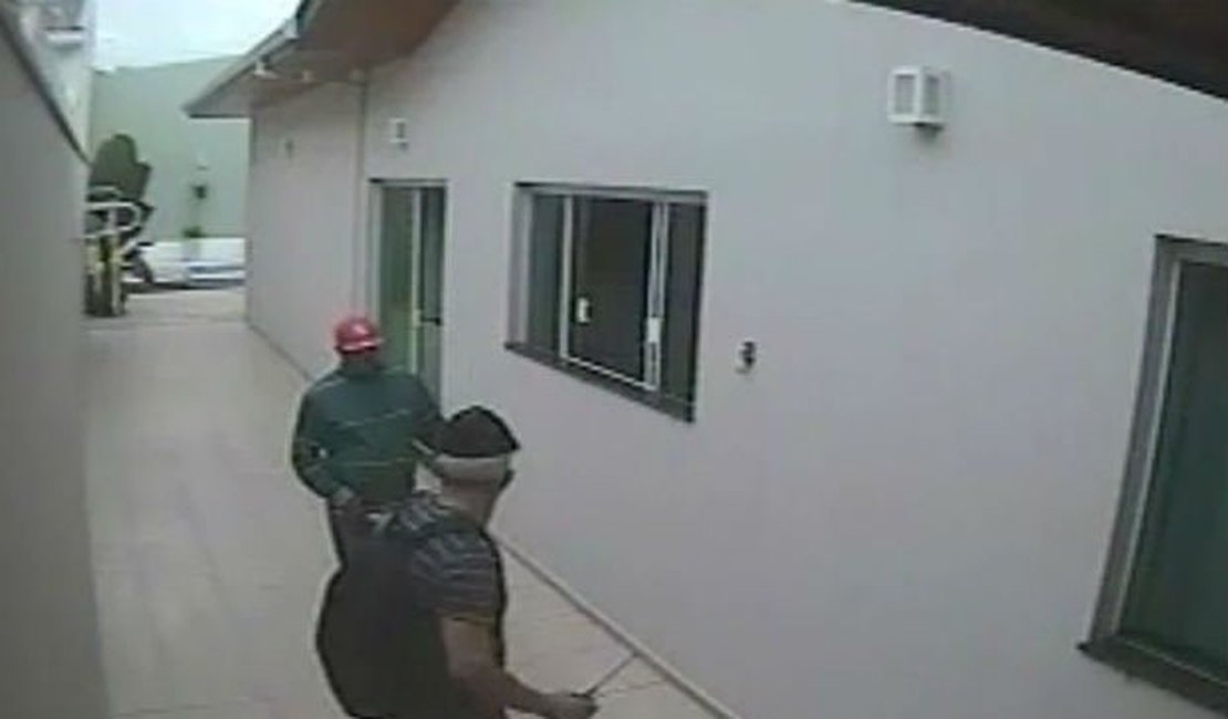 Homens invadem casa e roubam celulares