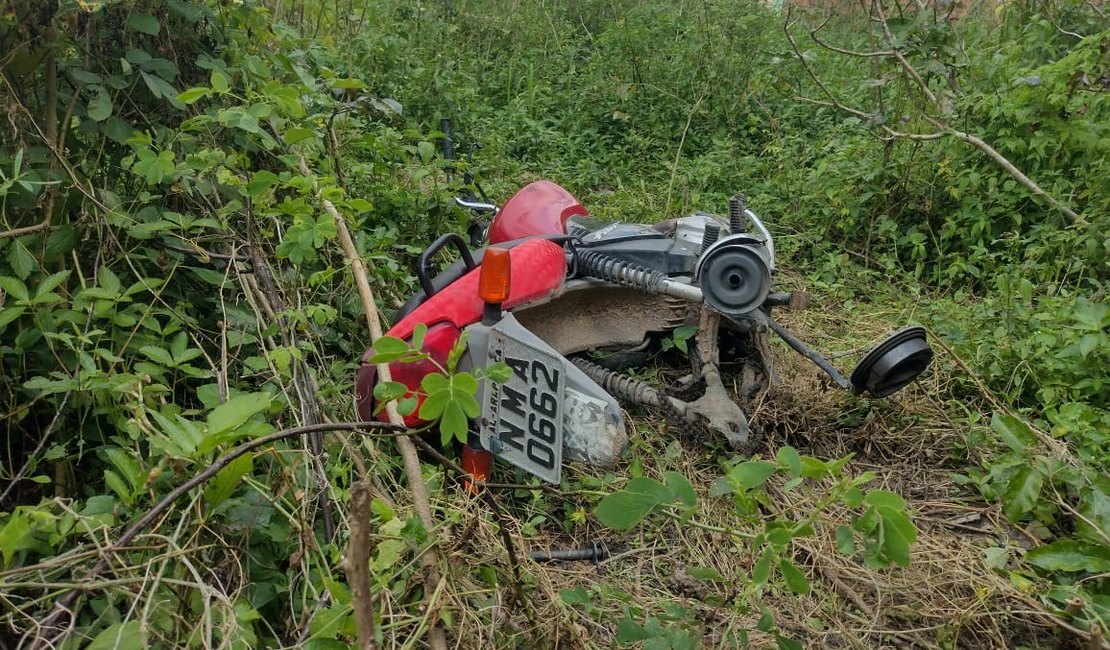 Moto é encontrada sem peças abandonada em terreno baldio, em Arapiraca