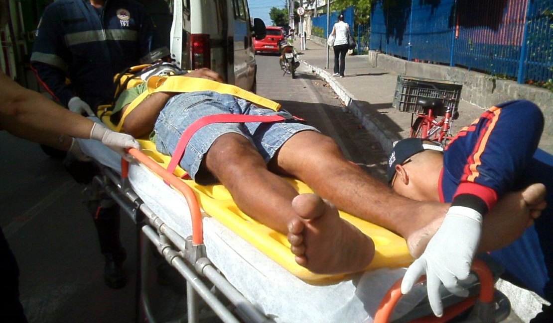 Homem embriagado ameaça pedestre com facão e cai de bicicleta em frente à UNEAL