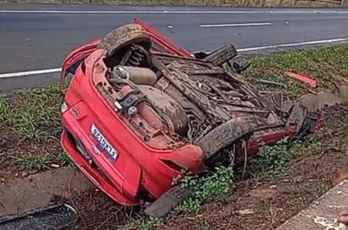 Veículo perde controle e capota na BR-101, próximo a Junqueiro