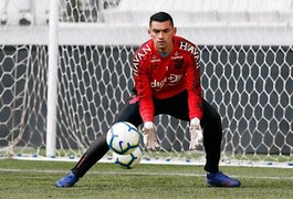 Flamengo acerta com Athletico-PR e goleiro Santos é novo reforço