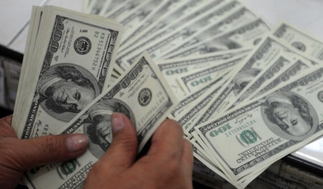 Dólar cai mais de 1% e volta a R$ 2,28