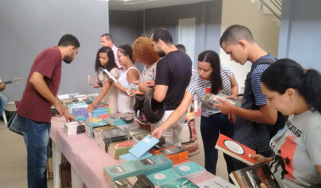 Casa da Cultura de Arapiraca recebe feirão de livros