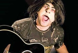 Ex-MTV canta na rua e desabafa sobre demissão: 'Galera muito vaidosa'