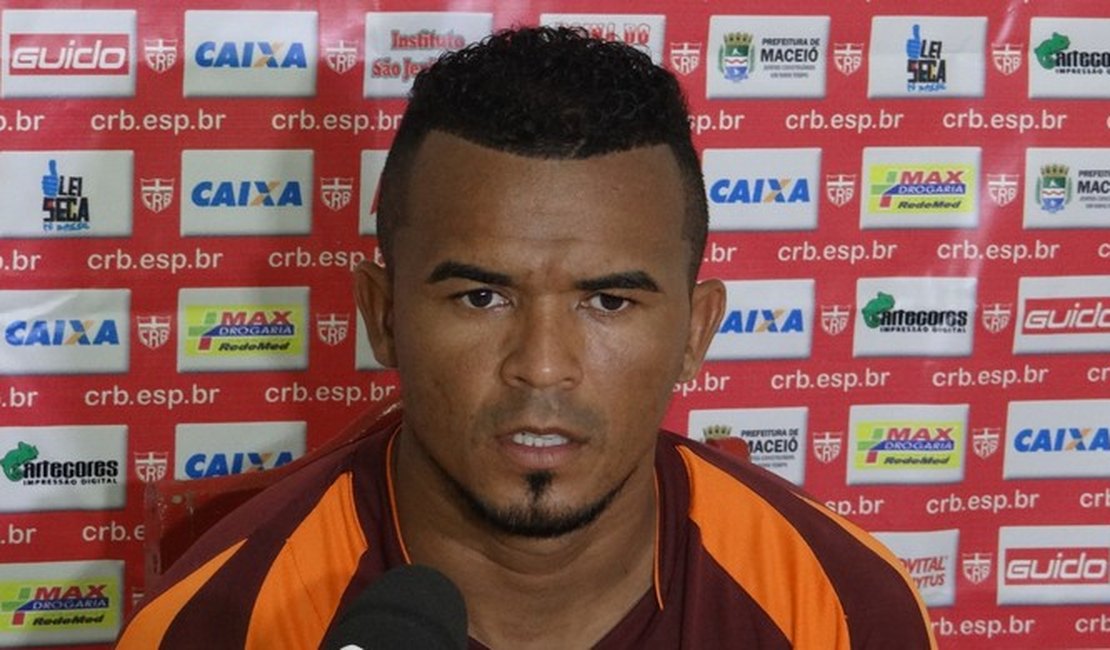 Jogador do CRB é suspeito de agredir mulher em bar em Maceió