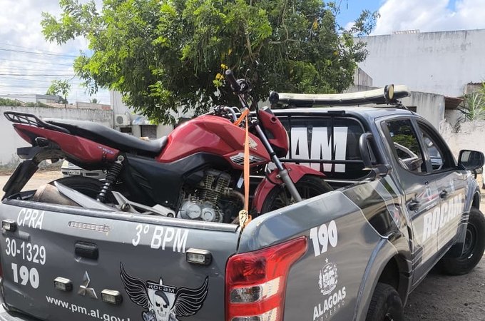 Motocicleta roubada é recuperada pela polícia às margens da AL-110, em Arapiraca