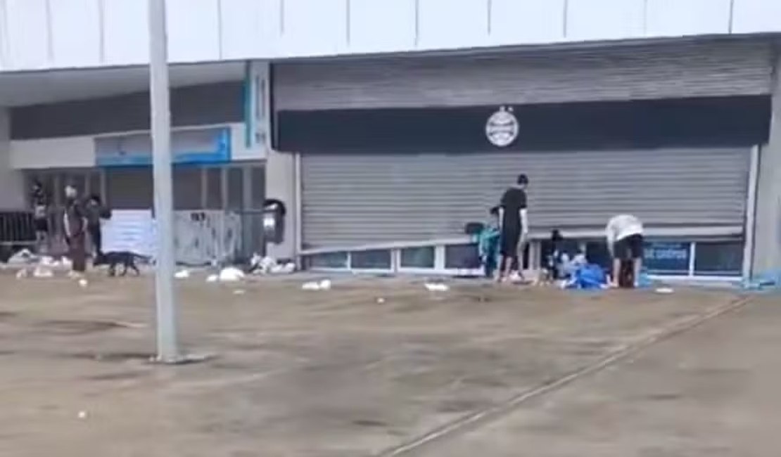 Inundada pela enchente do Guaíba, Arena do Grêmio é saqueada