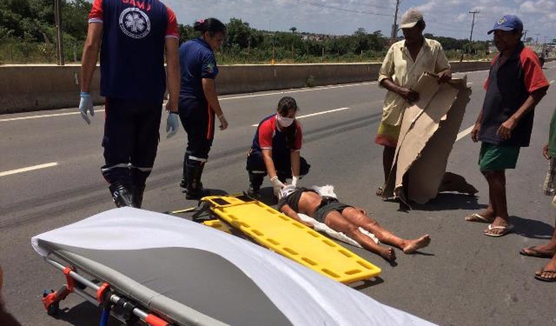 Mulher é atropelada por caminhão ao atravessar a AL-110 no bairro Jardim Tropical, em Arapiraca