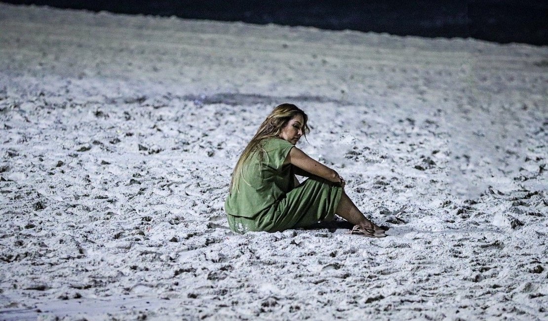 Aparentemente triste, Patrícia Poeta aparece sozinha em praia no Rio de Janeiro