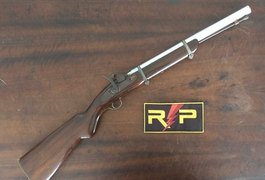 Polícia Militar apreende espingarda e prende suspeito no bairro Massaranduba