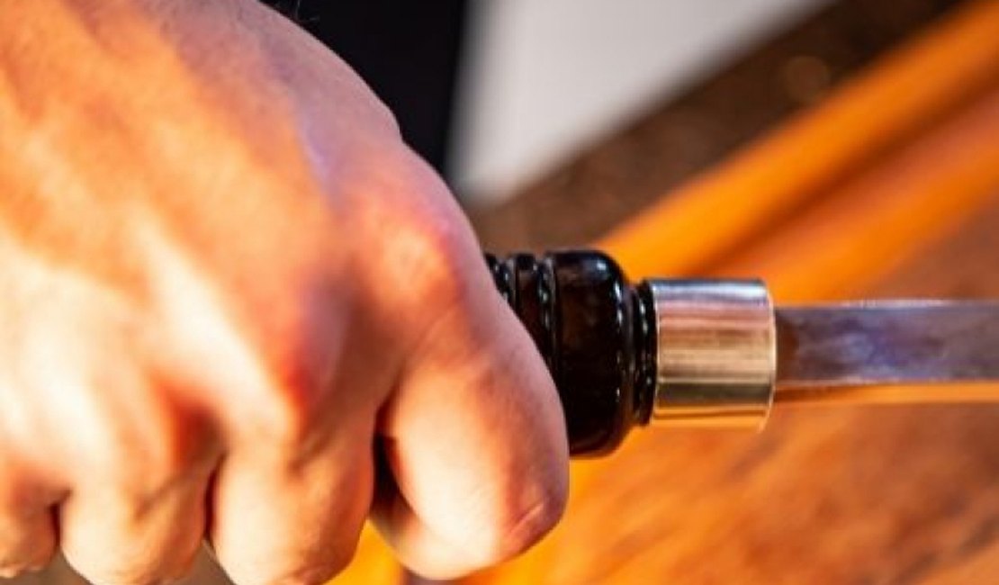 Homem tenta ferir companheira com espeto de churrasco em Teotônio Vilela