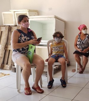 Moradores do Bairro Senador Arnon de Melo receberam leite, alimentos e ações de saúde na última semana