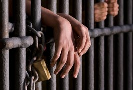 Funcionário de lava a jato é preso por roubar celular de mulher em ponto de ônibus