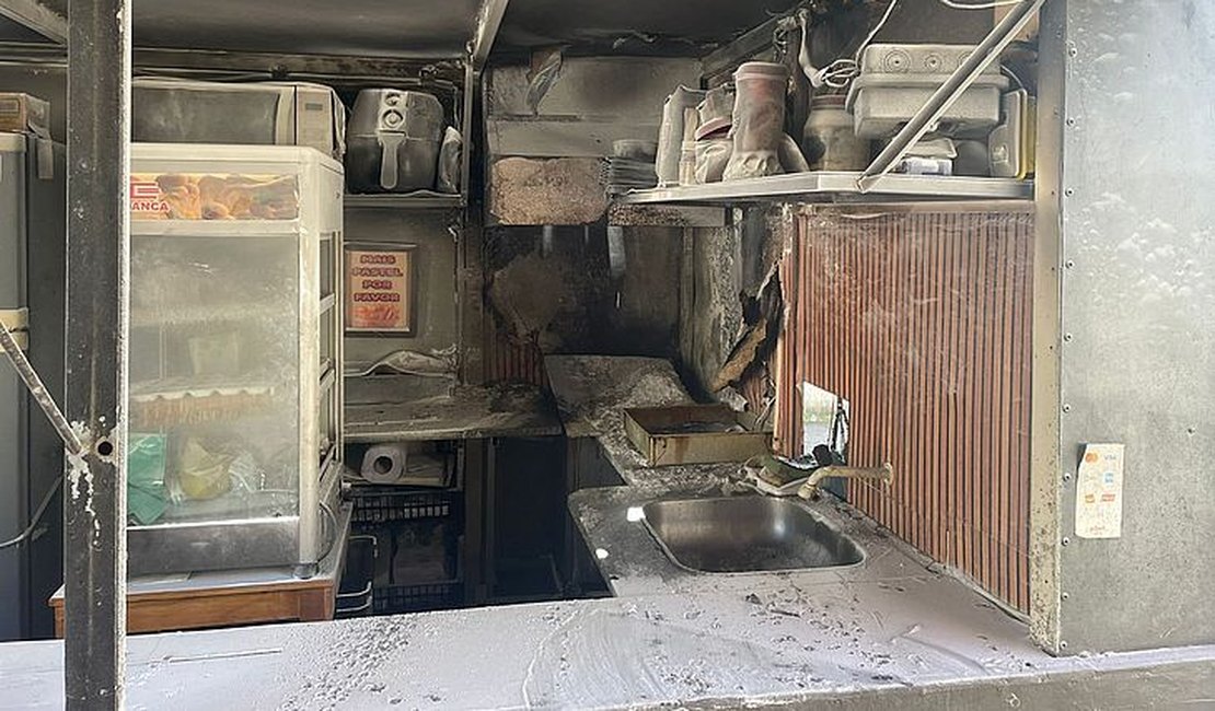 Trailer de lanches fica parcialmente destruído após incêndio, em Maceió