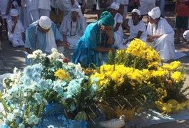 Grupos religiosos celebram Iemanjá na orla da Pajuçara