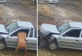 Suspeito de roubar carro foge pelado após bater veículo contra muro em Goiás