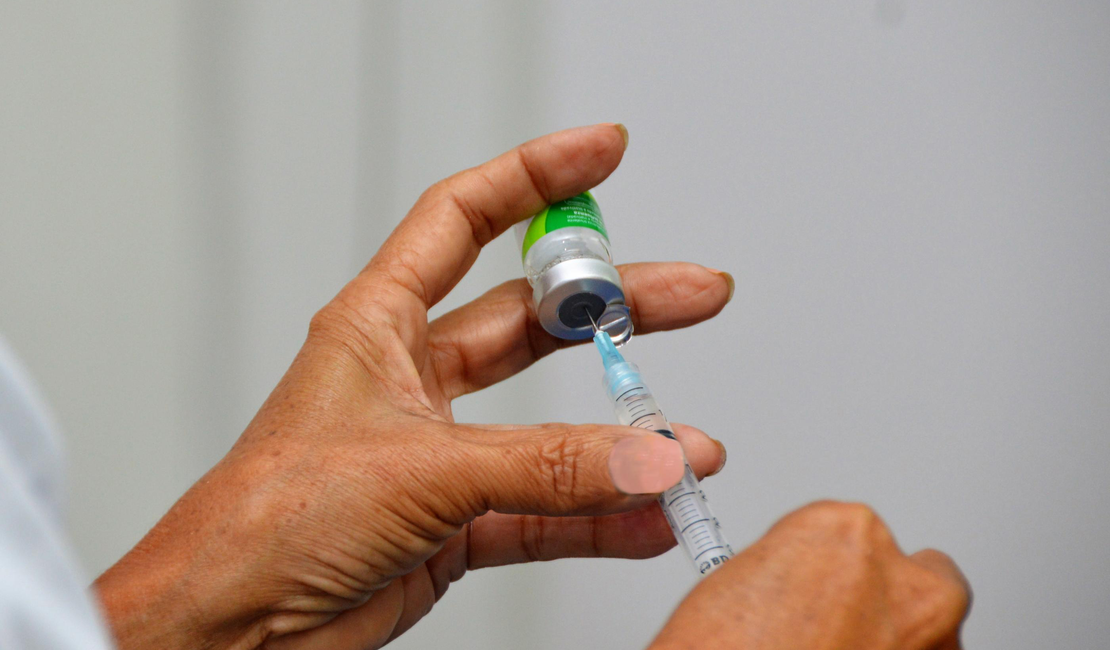 Enfermeira da Sesau orienta que a tuberculose pode ser prevenida por meio da vacinação