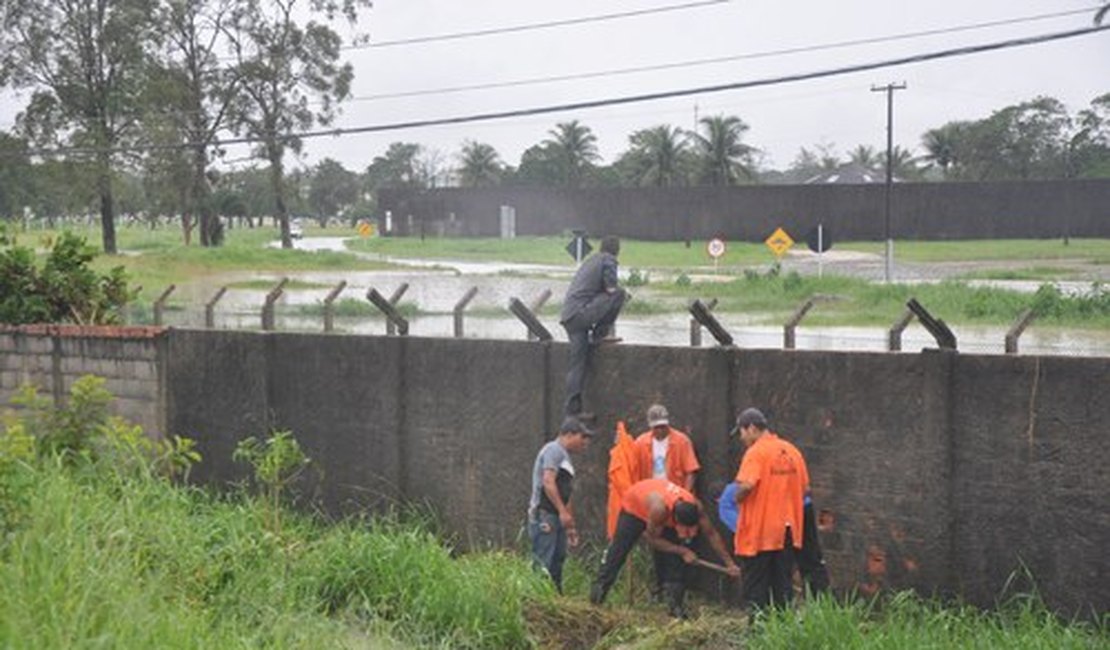 Ufal abre muro para escoar águas do Sistema Penitenciário