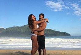 Sabrina Sato e Duda Nagle posam abraçadinhos na praia