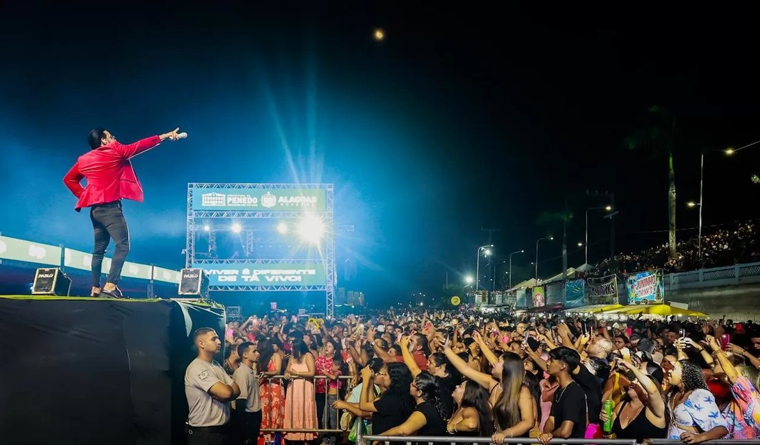 Arena Sinimbú recebe multidão na primeira noite de shows do Bom Jesus de Penedo