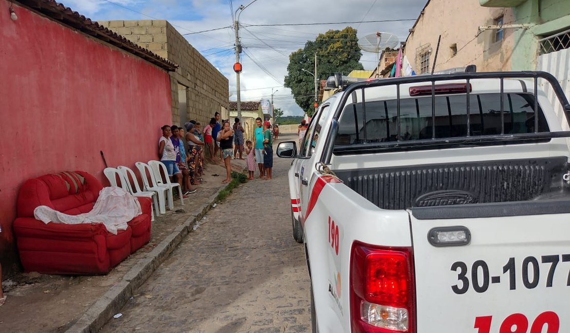 Homem passa mal e morre em sofá na frente de bar, em Arapiraca