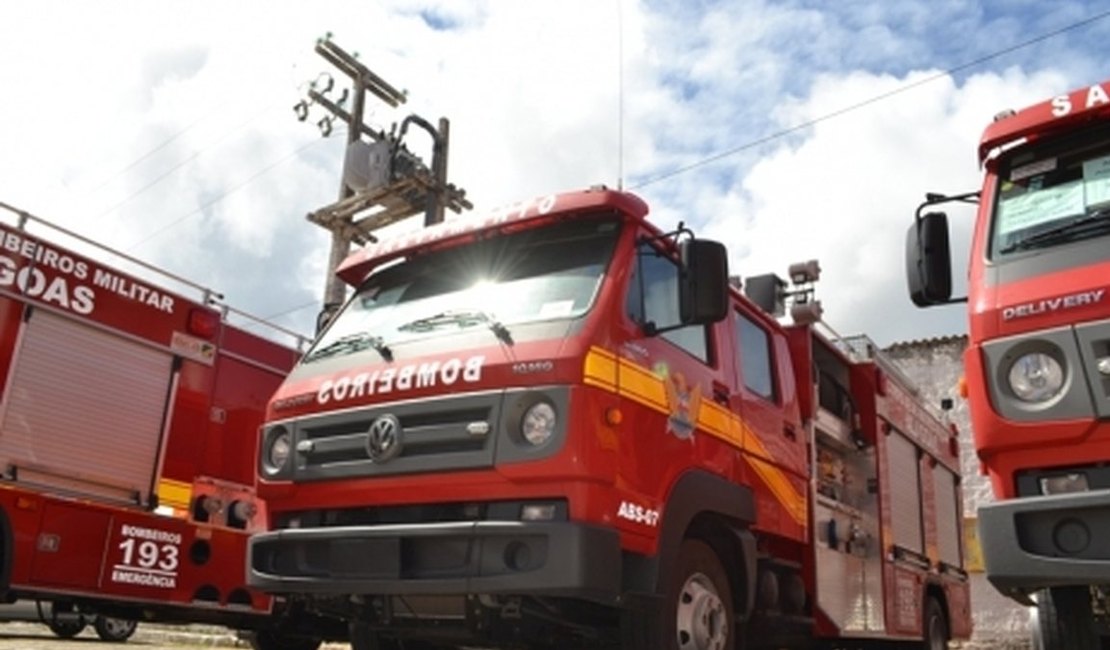 Biomédica fica ferida após capotamento na BR-104, em Branquinha