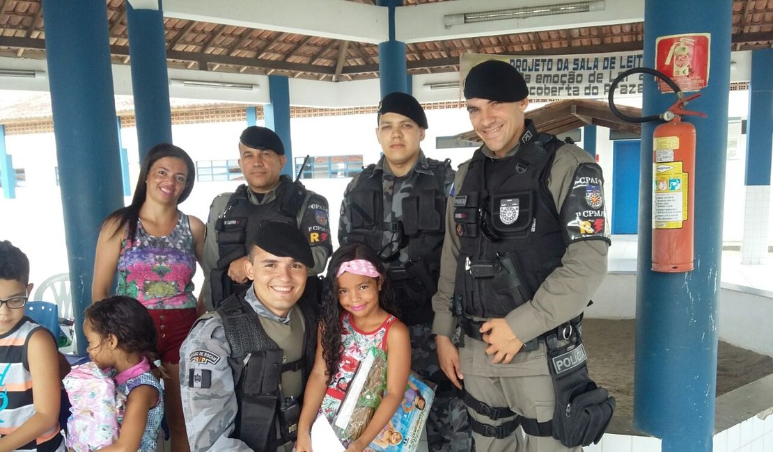 Policiais da 1ª Cia entregam presentes de Natal para crianças carentes, no interior de AL